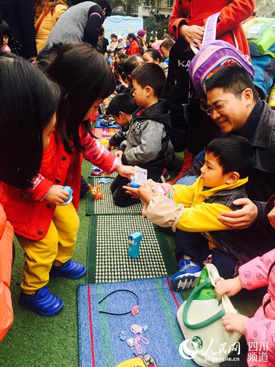 温江一幼儿园开展感恩节活动 亲手制作玩具献