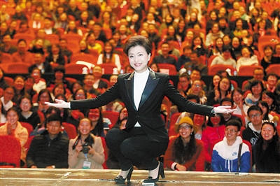 杨澜与学生们合影。 本报记者 高科 摄