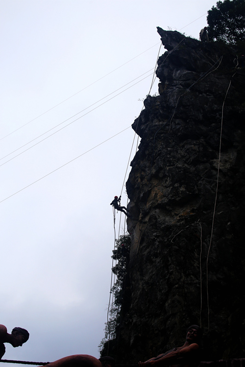 专业技术人员正在“双神线”离地面110米高程的隐患处清危