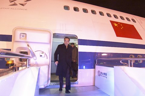 24日凌晨，李克强总理乘专机在细雨中抵达苏南硕放国际机场。中新社刘震摄
