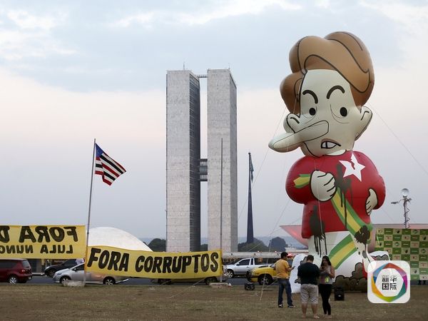 　　巴西首都巴西利亚，抗议者在议会大厦前竖起总统罗塞夫模拟像。（图片来源：新华/路透）