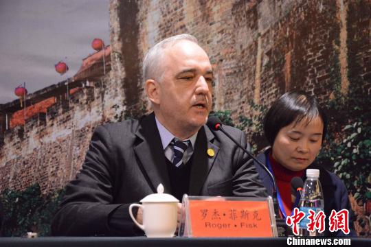 图为美国总统奥巴马竞选委员会特别事务处主任罗杰？菲斯克出席纪念活动。　张金川 摄