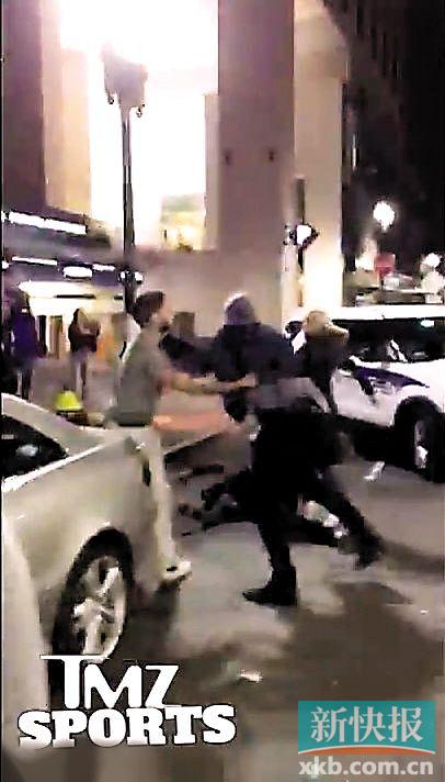 ■奥卡福一拳打中路人。     视频截图