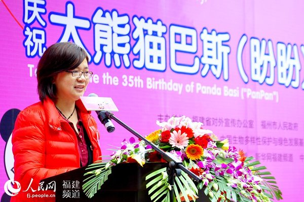 台北动物园大熊猫馆的馆长陈玉燕出席“巴斯”庆生现场并致辞。吴隆重 摄