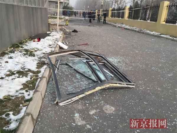 爆炸冲击波导致该住户家的外墙窗户被抛至十几米外的楼下地面，碎玻璃被抛至数十米外。新京报记者吴江摄