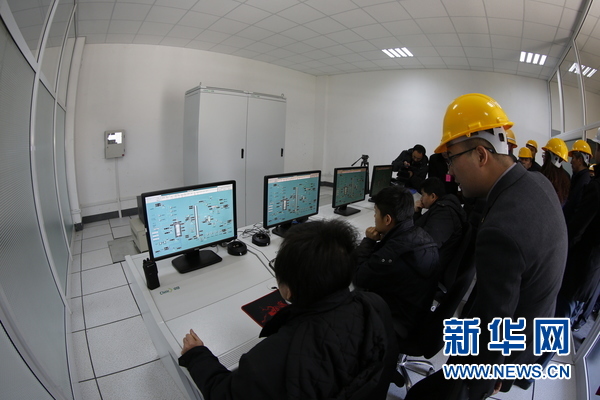 11月27日，中吉中吉嘉宾参观炼油厂控制室。新华社发（罗曼摄）