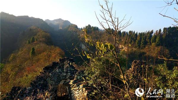 李家寨建在两岩之侧，便于攻击