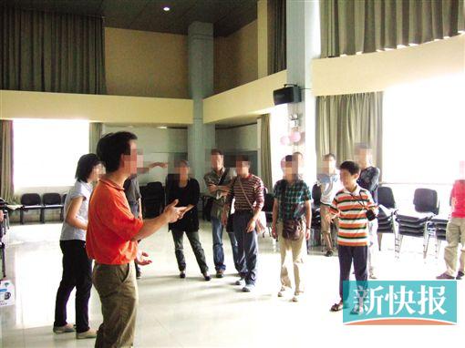 ■社工与感染者一起做游戏。通讯员供图