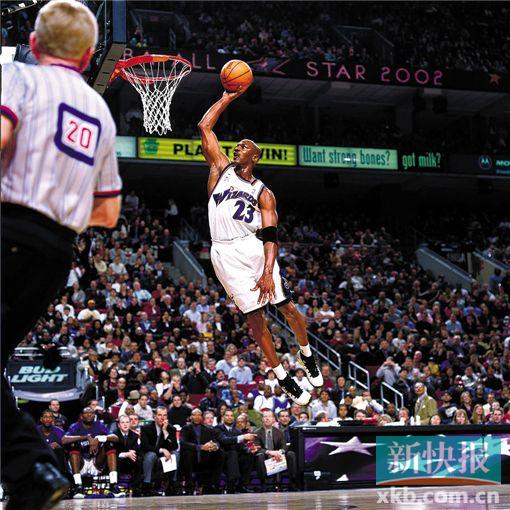 ■在2002年全明星赛,乔丹以一个青春无敌潇洒万千的姿态飞向篮筐……最后他在万人瞩目中被篮筐封盖。