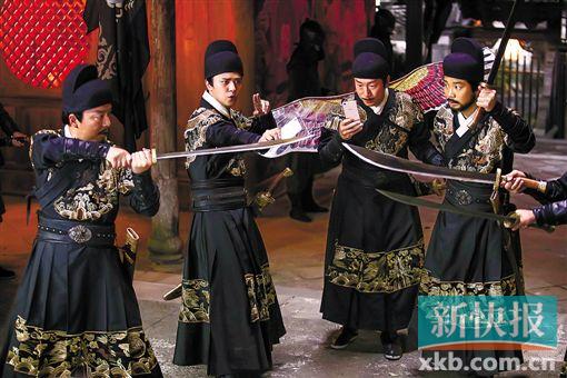 ■(左起)黄渤、罗志祥、孙红雷、王迅在宫中