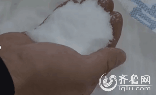 执法人员在对袋内物品进行了取样化验后，果然不出所料，就是工业用盐