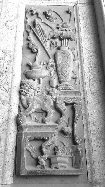 屋顶精美的石刻