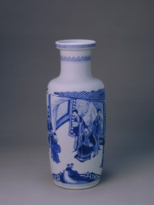　　清康熙青花“红拂传”图棒槌瓶北京故宫博物院藏
