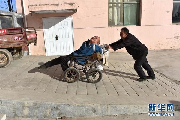 在山西省浮山县中心敬老院，程相前（右）推着宋文山准备回屋（12月2日摄）。
