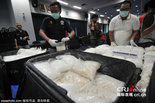 　　当地时间2015年12月4日，印度尼西亚雅加达，雅加达印尼国家禁毒组近日抓获一名35岁名为Tommy Lim的走私冰毒者。图片来源：sipaphoto
