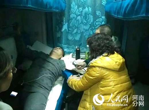 11月23日，洛阳市妇儿中心副主任赵柏丽等在K736列车上急救一位患主动脉夹层的旅客