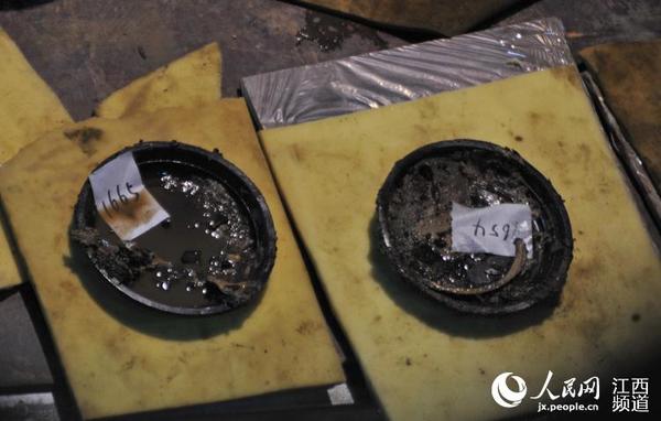 6日，考古专家正在对南昌西汉大墓主椁室进行发掘，当天发现玉佩等文物。