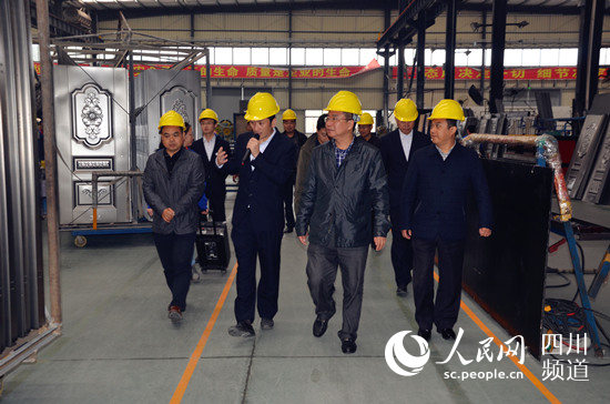 四川中江县委书记周新（右二）到企业调研。（中江县委宣传部供图）