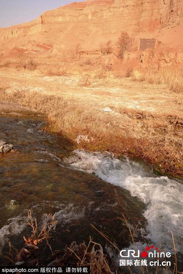 新疆吐鲁番气温骤降 火焰山下现冰挂奇观(组图
