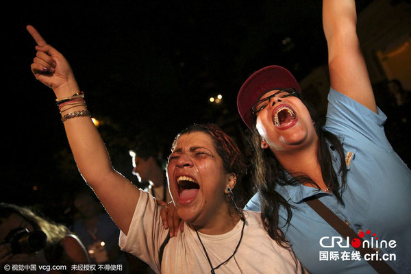 当地时间2015年12月7日,委内瑞拉加拉加斯,委内瑞拉反对党成员进行庆祝。图片作者:JUAN BARRETO/视觉中国