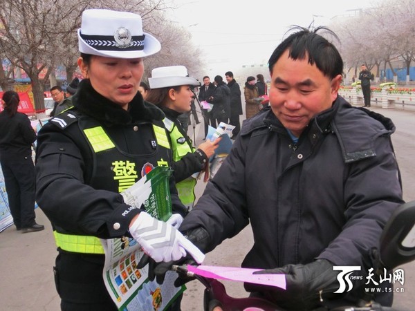 12月4日是国家宪法日，博湖县公安局交警大队民警走上城镇街头进行《道路安全交通法》普法宣传。
