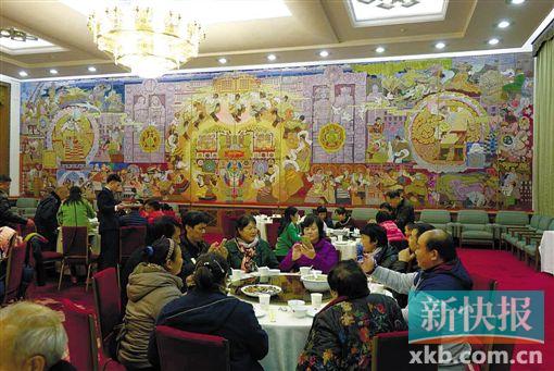 ■有旅行社组织市民到大会堂吃晚宴。市民张阿姨供图