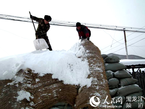 黑龙江牡丹江老黑山边防派出所助群众抵抗暴雪