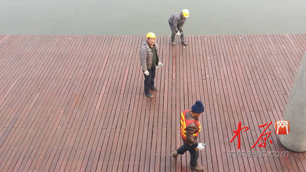 工人正在检修栈道