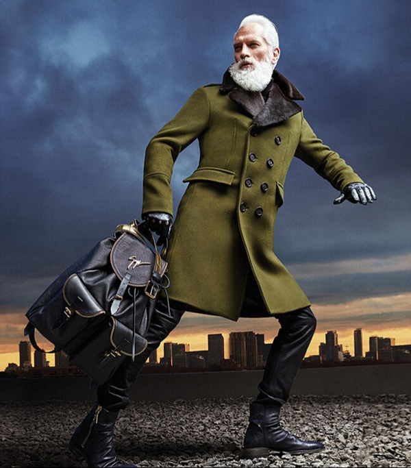 保罗的圣诞老人装扮很是新潮。（网页截图）