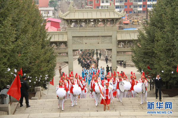 资料图片：清明节，临江党政军民到四保战役烈士陵园祭扫。