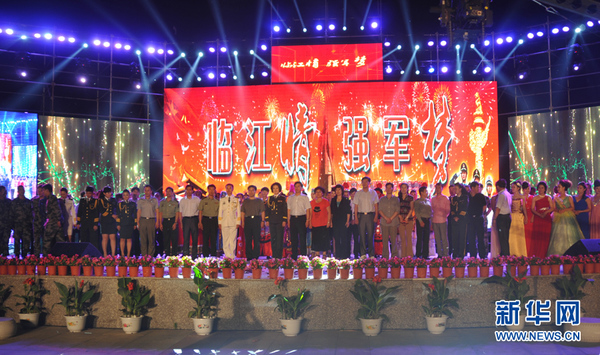 资料图片：邀请沈阳军区前进文工团慰问革命老区文艺演出。