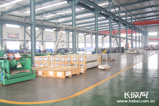 德厚集团现代化的生产线。长城网 邢丁 摄