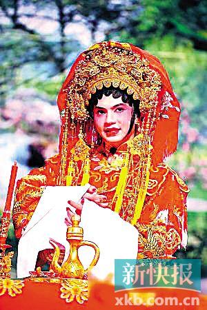 ■美国小伙子劳永奇在羊城粤剧节上演《帝女花》。