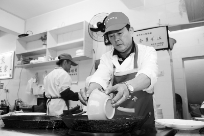 林亚木亲自上阵“掌勺”，制作海蛎煎。