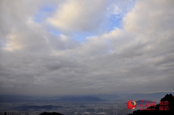 11日早晨7：07，鼓山观景台看到持续十几分钟的云开天晴景象。 吴隆重 摄于福州鼓山公路