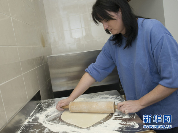 手工艺人正在制作姜饼。用面粉加水、蜂蜜、香料调和，擀成一个面片。新华社发（米绍·利沙宁 摄）