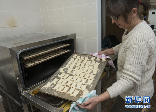 然后放进烤箱烘烤，使其定型。新华社发（米绍·利沙宁 摄）