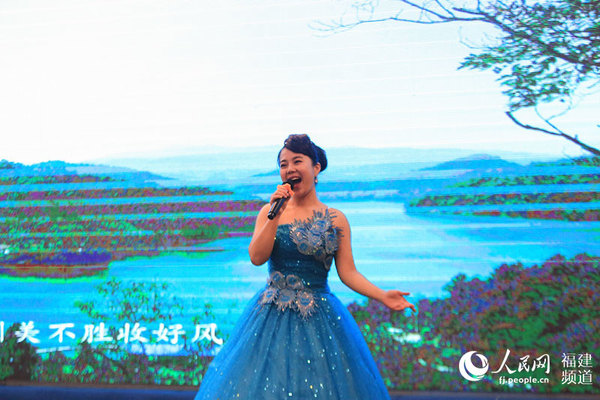 现场还表演了具有赣州特色的赣南采茶戏、客家歌舞等节目 邹家骅摄