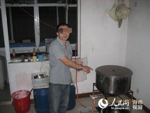 嫌疑人指认“黑米粉”制作工具