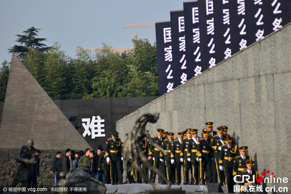 2015年12月12日,江苏省南京市,武警官兵在侵华日军南京大屠杀遇难同胞纪念馆参加国家公祭日纪念活动彩排。图片来源:视觉中国