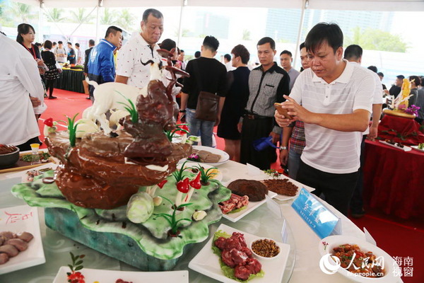 市民游客饶有兴致观看烹饪大赛