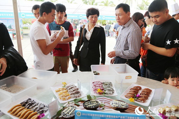 市民游客品尝烹饪大赛厨师作品
