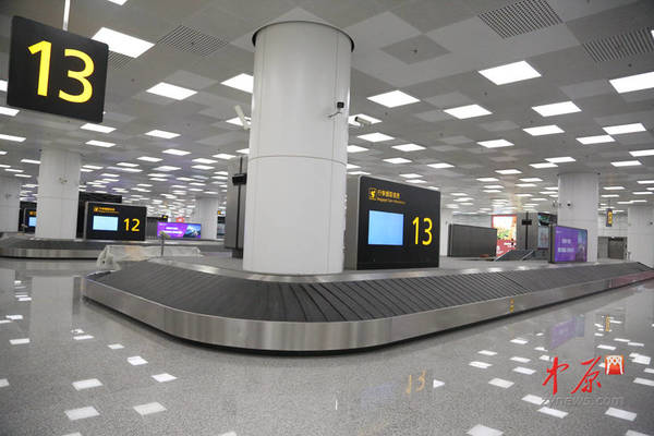 首批启用的国内行李提取转盘有10个,国际行李3个。