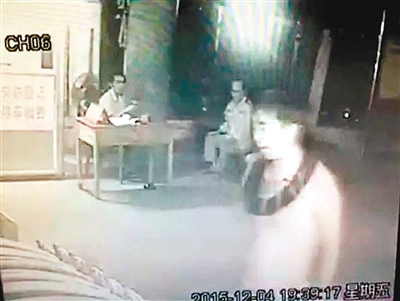 被城管欺负<em>厅官</em>故意只穿<em>内裤</em>_凤凰资讯