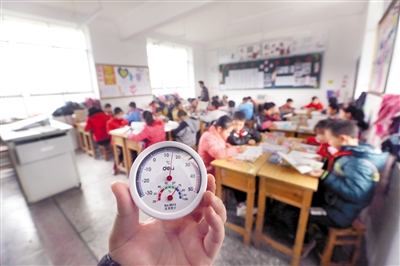 外面冰天雪地，教室里温暖如春。