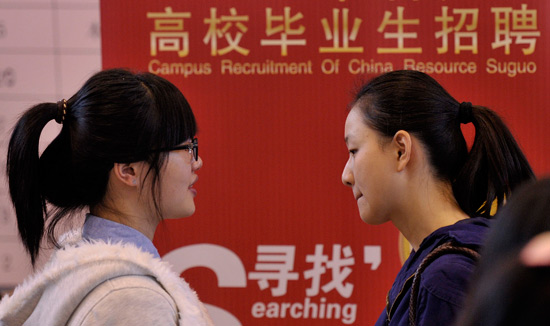 招聘会上的女大学生。CFP供图（资料图片）