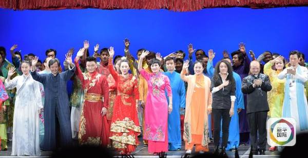 　　演员们向观众挥手致谢