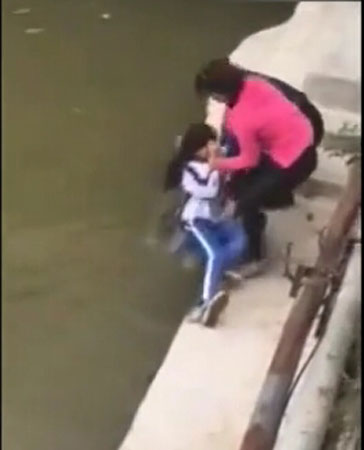 女孩疑考试成绩差 被母亲推入河中训斥|河中|视