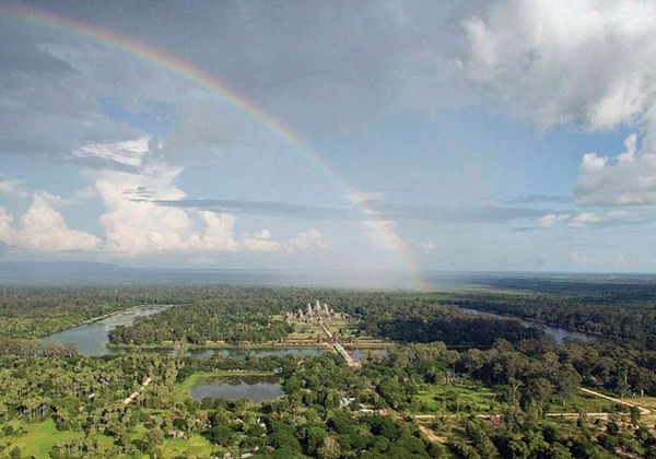 图为吴哥窟一景，低密度社区的存在证据现在引发了研究人员的思考。这座柬埔寨古庙早先就曾被认为周围有神圣界域，或称”寺庙之城”环绕。