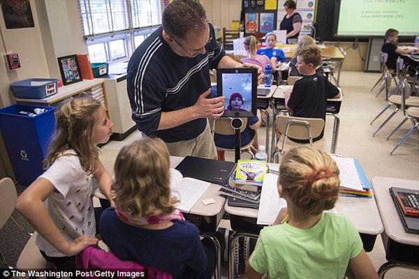 佩顿可以通过机器人与好朋友聊天，也能一起在教室里上课。（图片来源：《华盛顿邮报》）